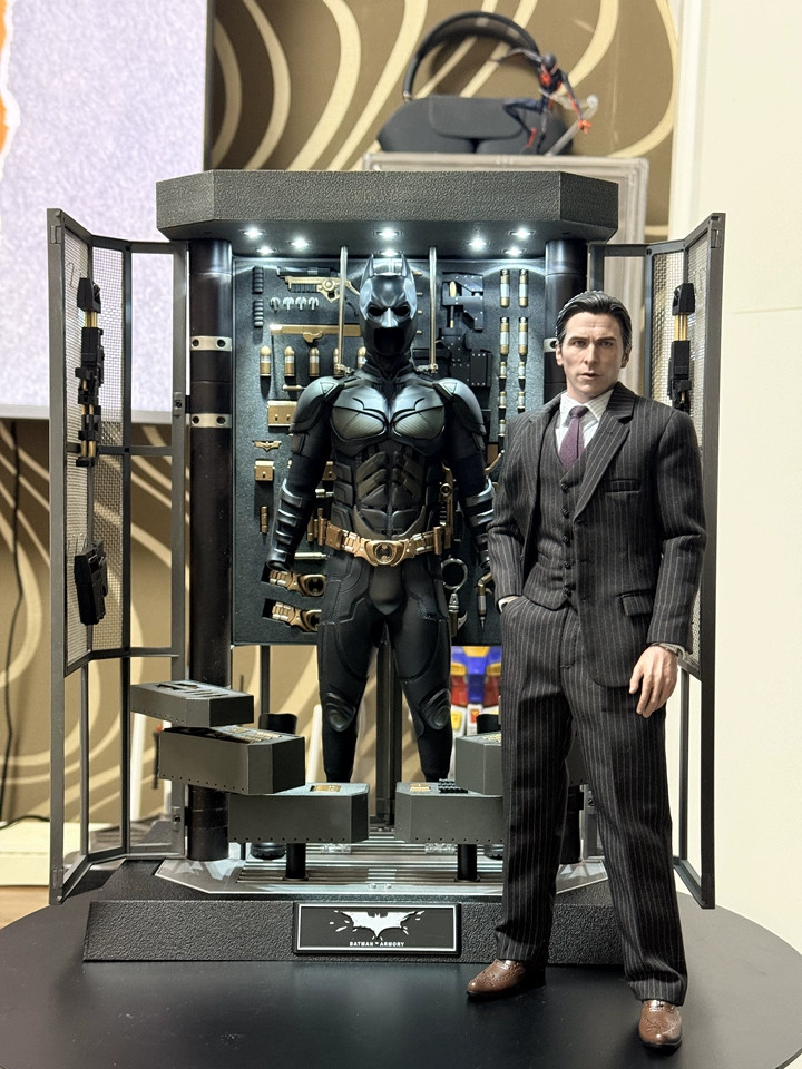 IN STOCK Hot Toys MMS750 The Dark Knight 1/6 Batman Armory with Bruce Wayne 2.0