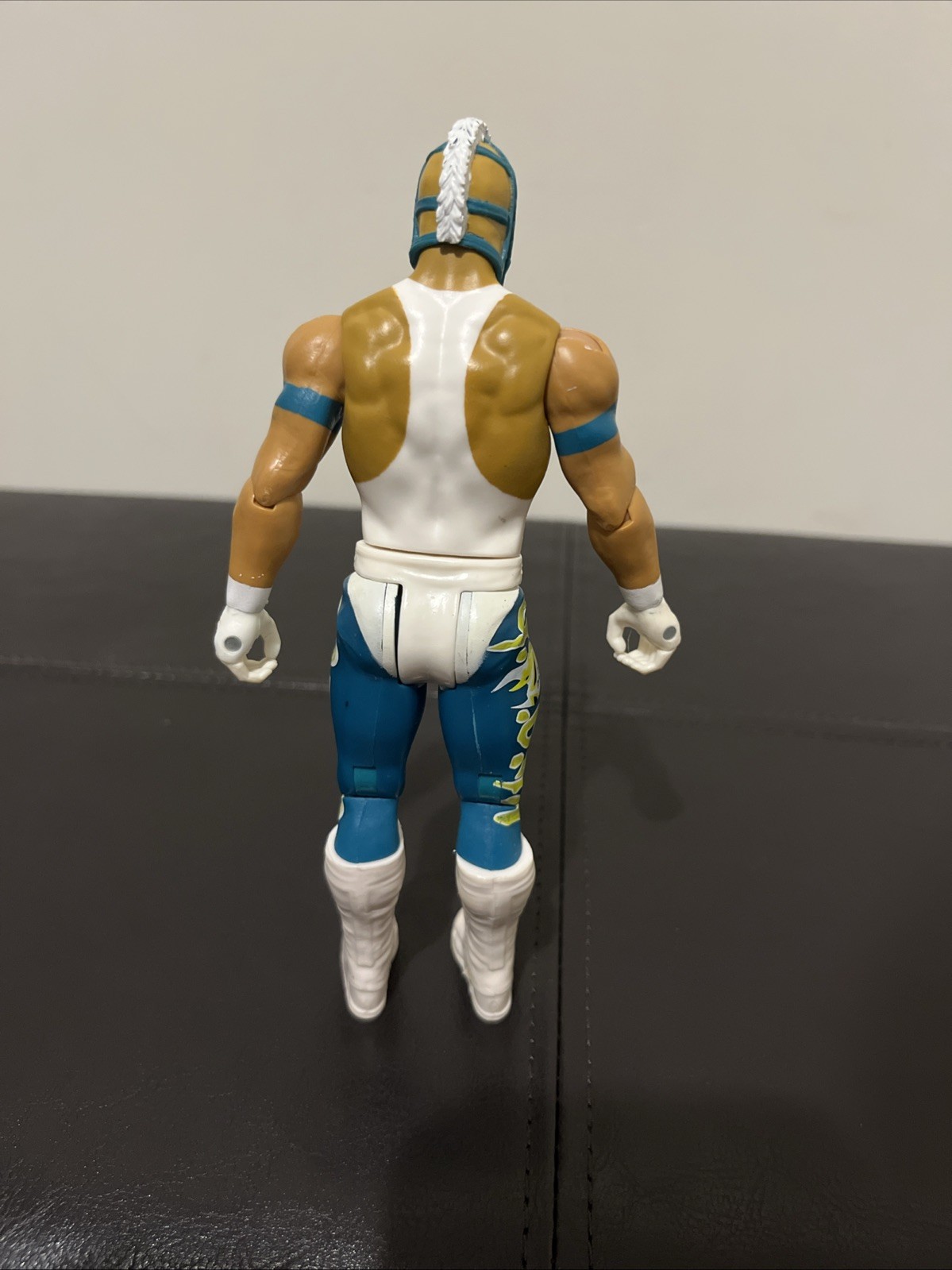 WWE Rey Mysterio Basic Action Figure (Can kick legs every time u move them far)