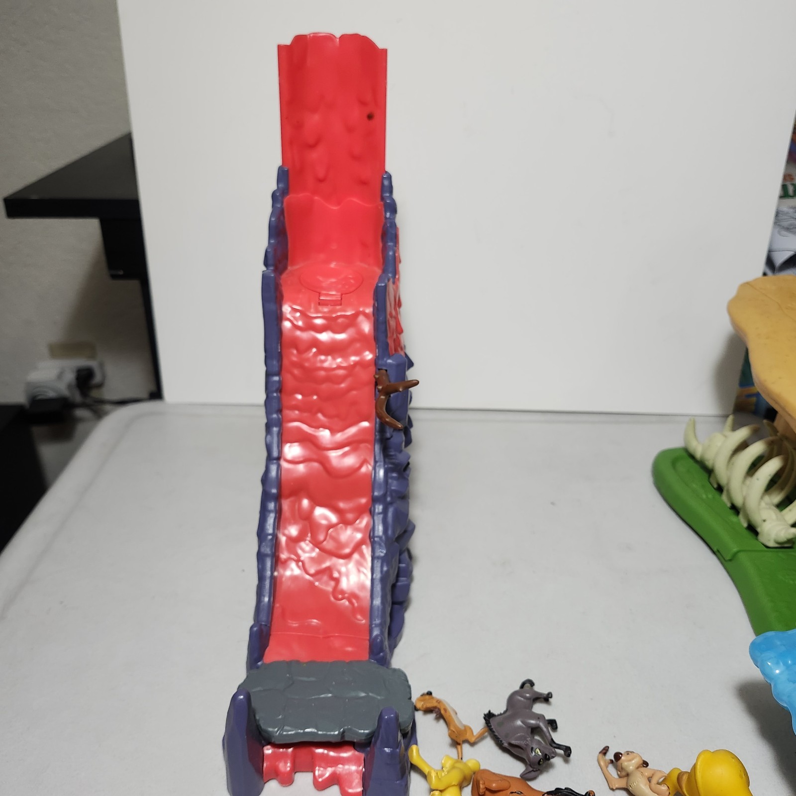 Disney Lion Guard Protect The Pride Lands, Hyena’s Hideout Playset with Figures