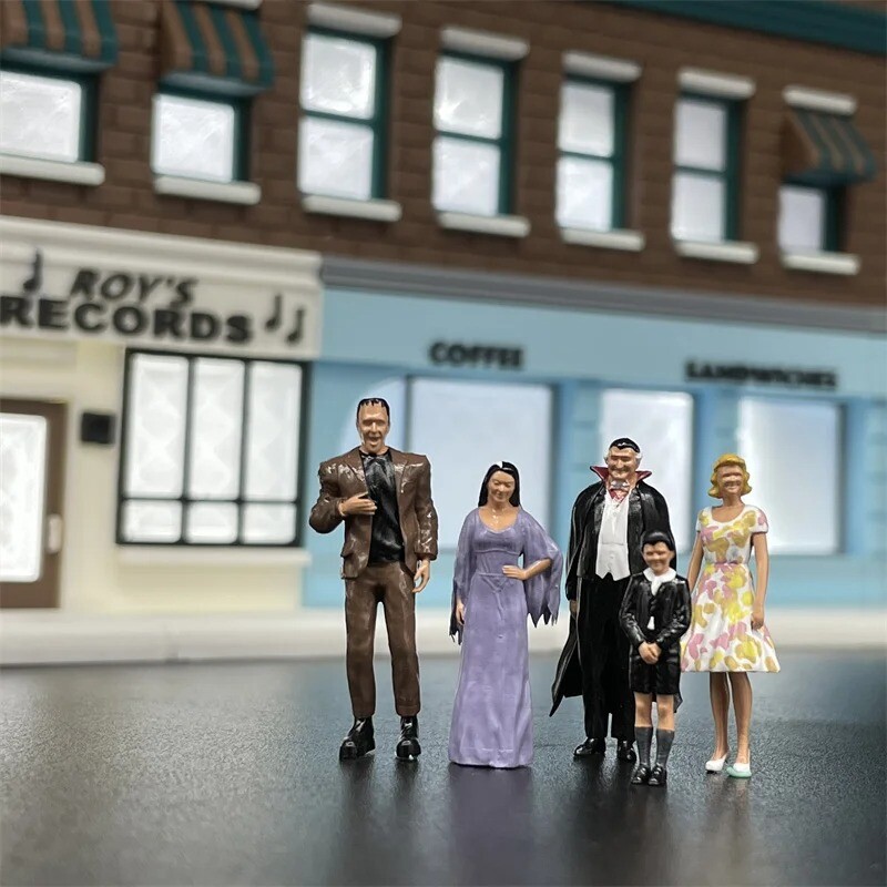 1/64 Scale Model Munsters family 5 Figures Dioramas Miniature Resin Doll Collect