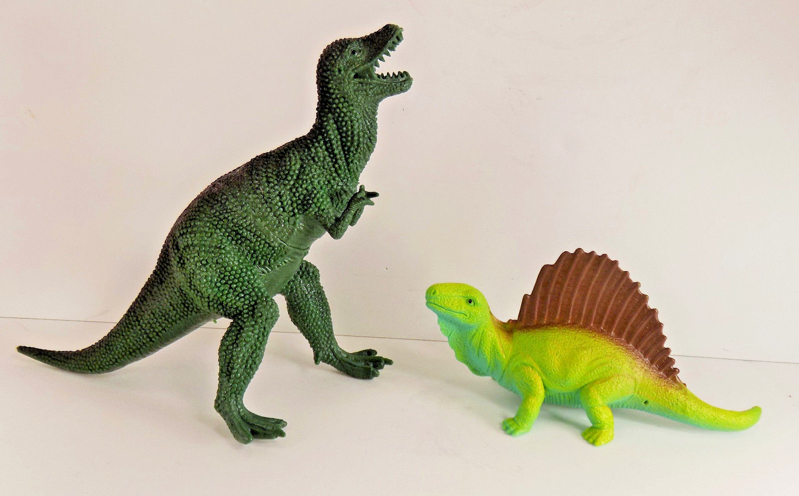 2 Toy Dinosaurs Plastic Toy Dino Figures PRETEND PLAY ANIMALS COLLECTIBLE GIFT