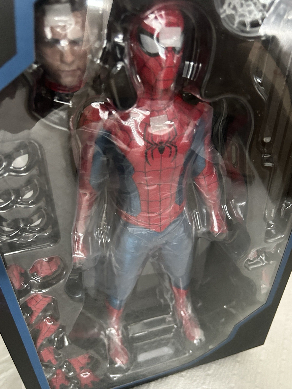 Hot Toys Spider-Man MMS679 (New Red & Blue Suit) No Way Home SEALED 1/6 Figure