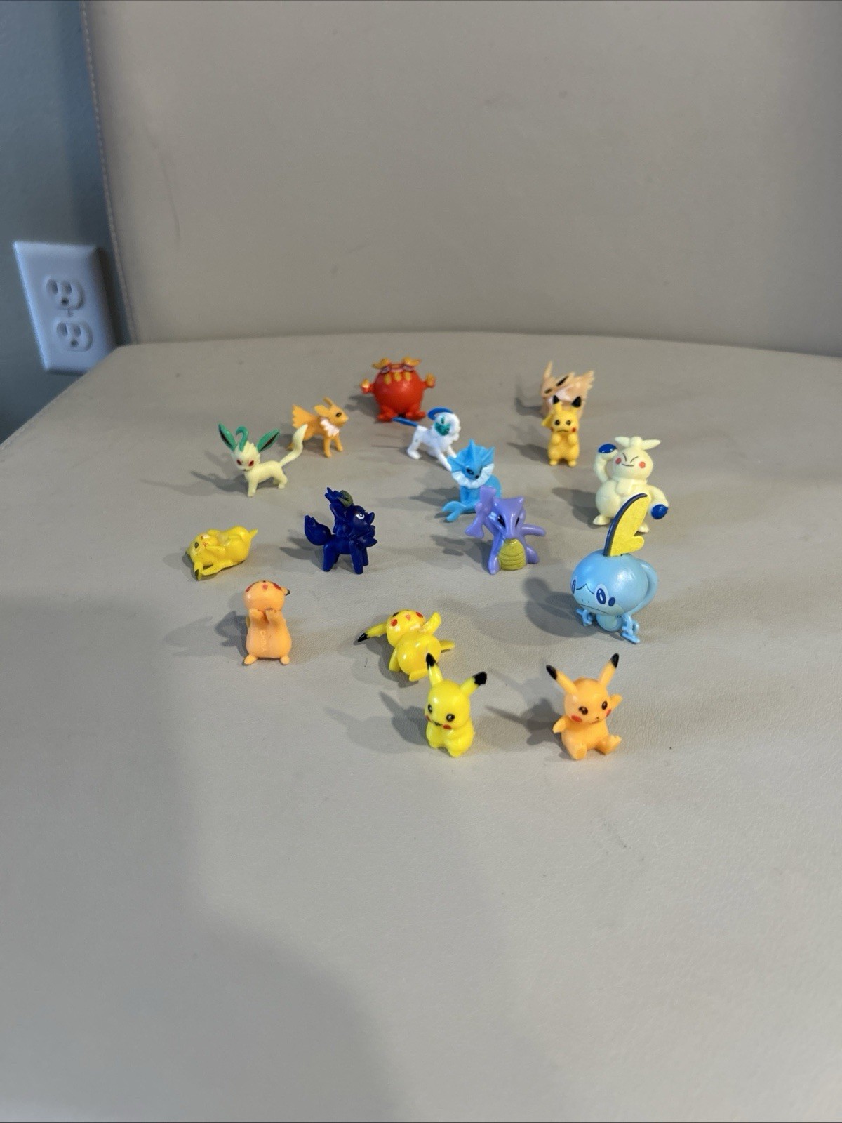 16 Miniature Pokemon Mini Figure Toys Pikachu Action Figures |