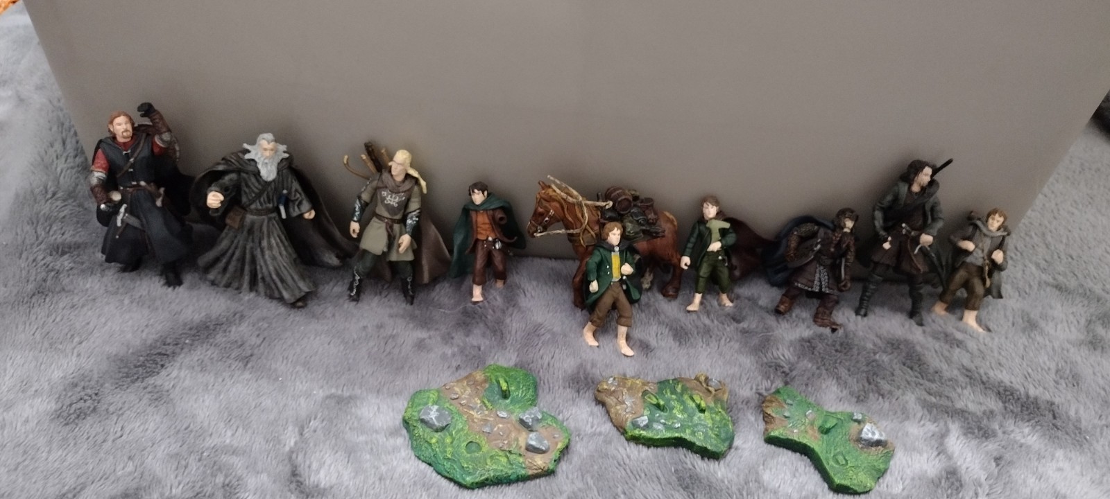 Lot of 10 Lord of the Rings Mini Play Along Toys with 3 Stands 2003