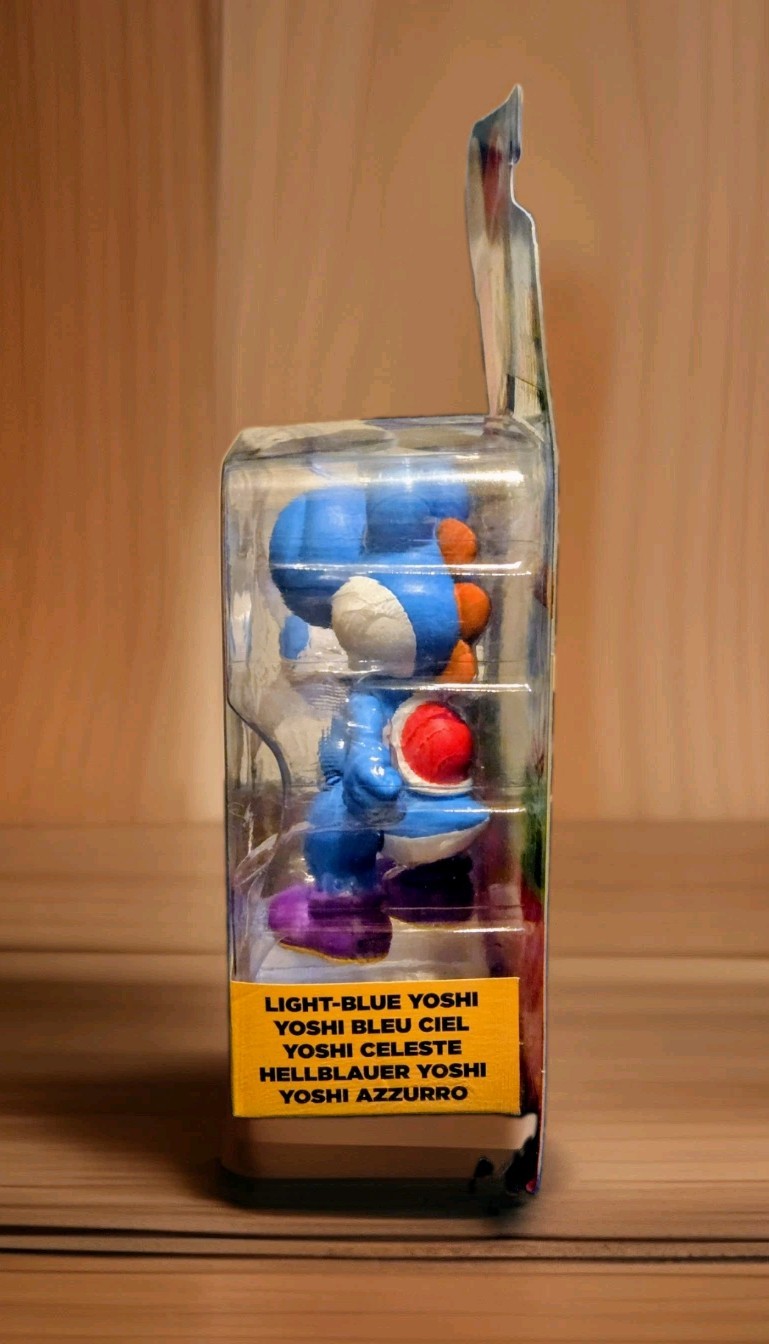 Jakks Pacific – Super Mario Light Blue Yoshi Figure with Blue Egg