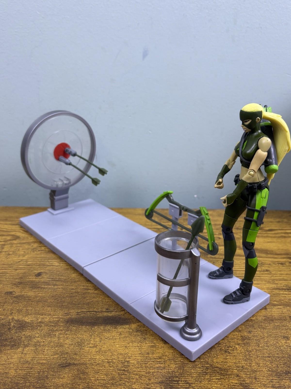 2011 Mattel DC Universe Young Justice Artemis Action Figure NIB W1850 W/ Stand