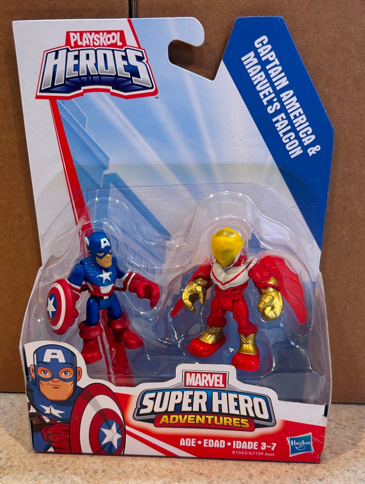 MARVEL SUPER HERO ADVENTURES (Hasbro 2014) — CAPTAIN AMERICA FALCON — On Card