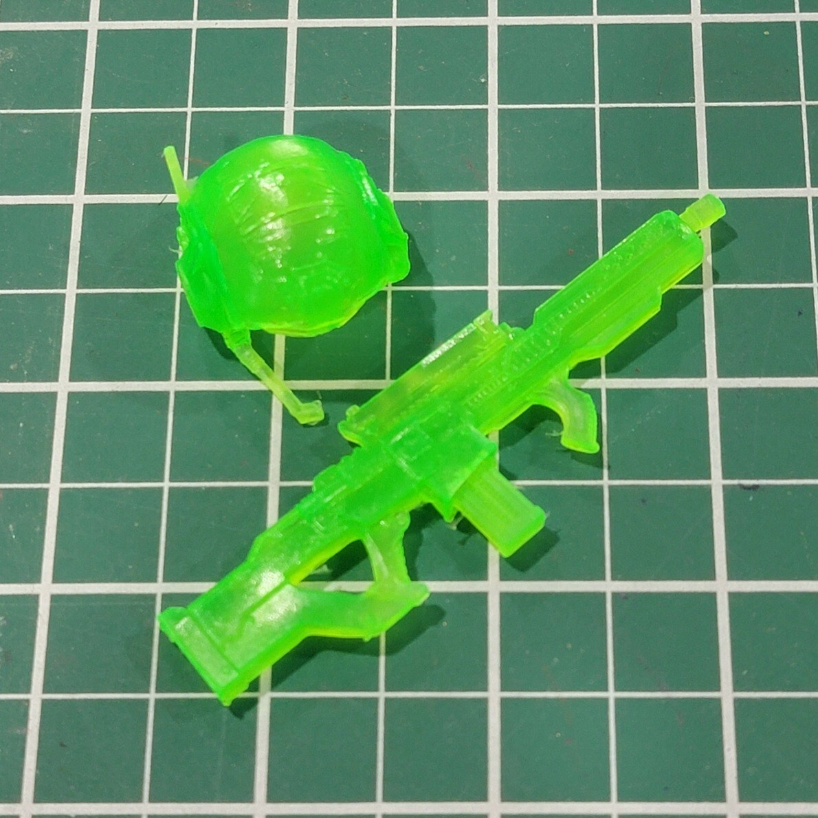 Custom Resin GL constructs for 6in. figure 1:12 Green Lantern helmet rifle