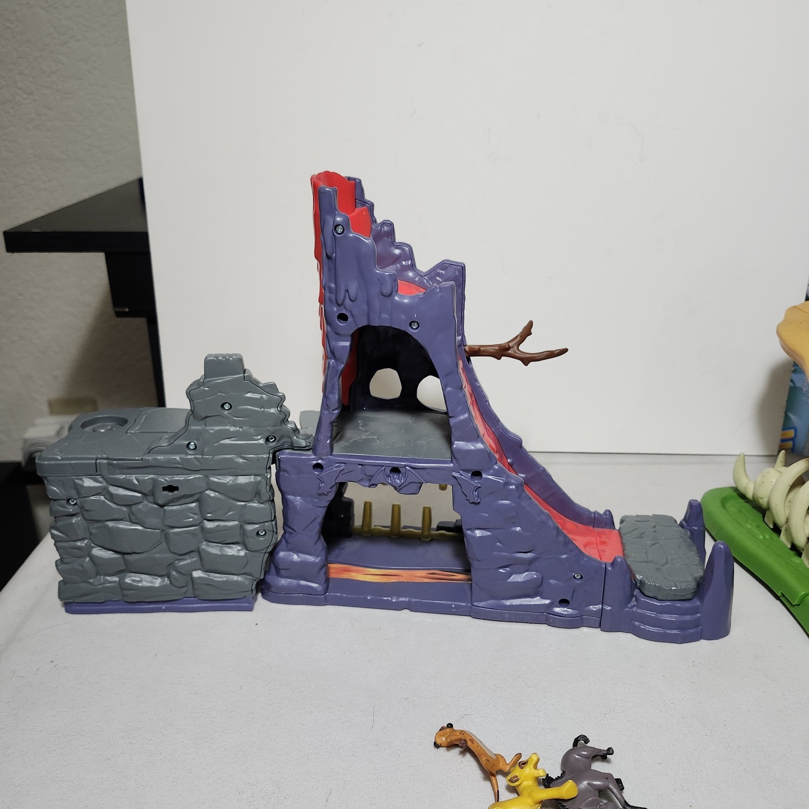 Disney Lion Guard Protect The Pride Lands, Hyena’s Hideout Playset with Figures