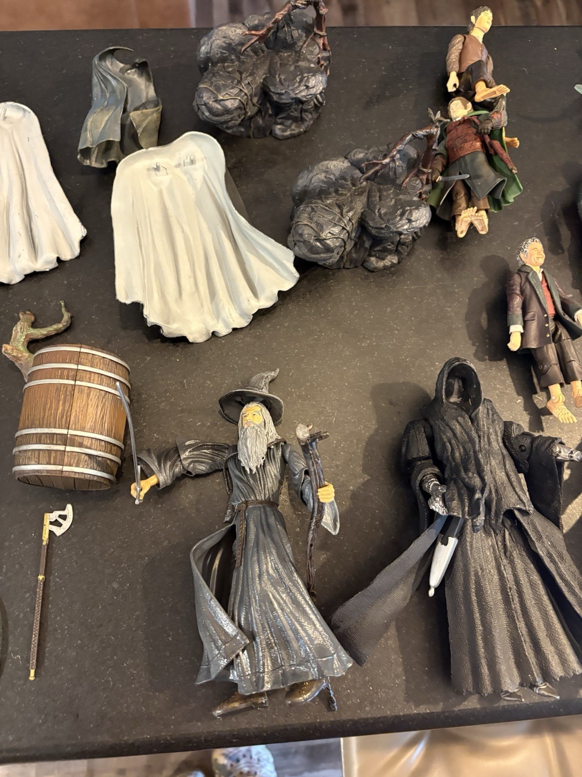 Lot of 35 Toy Biz Lord of the Rings Action Figures & Accessories