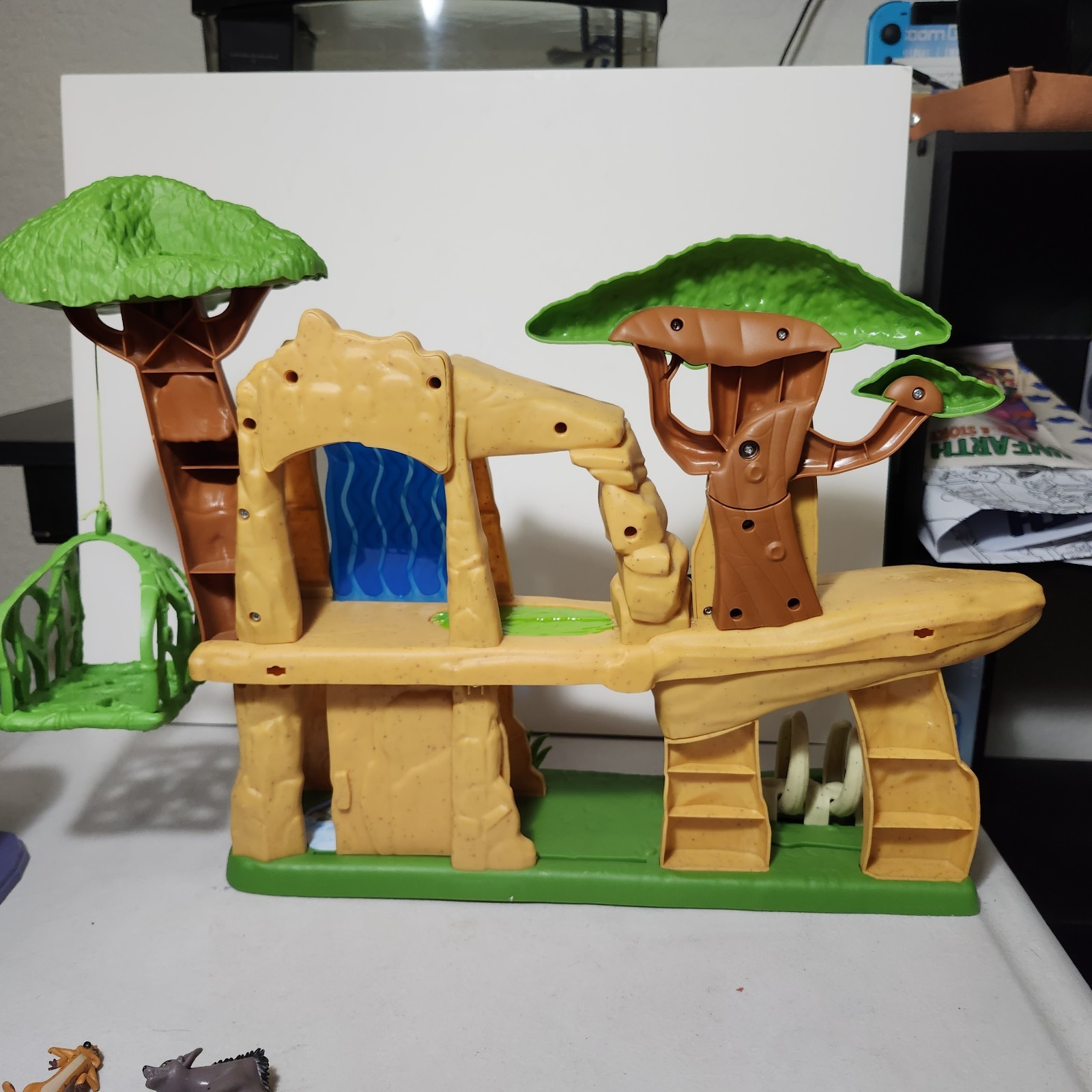 Disney Lion Guard Protect The Pride Lands, Hyena’s Hideout Playset with Figures