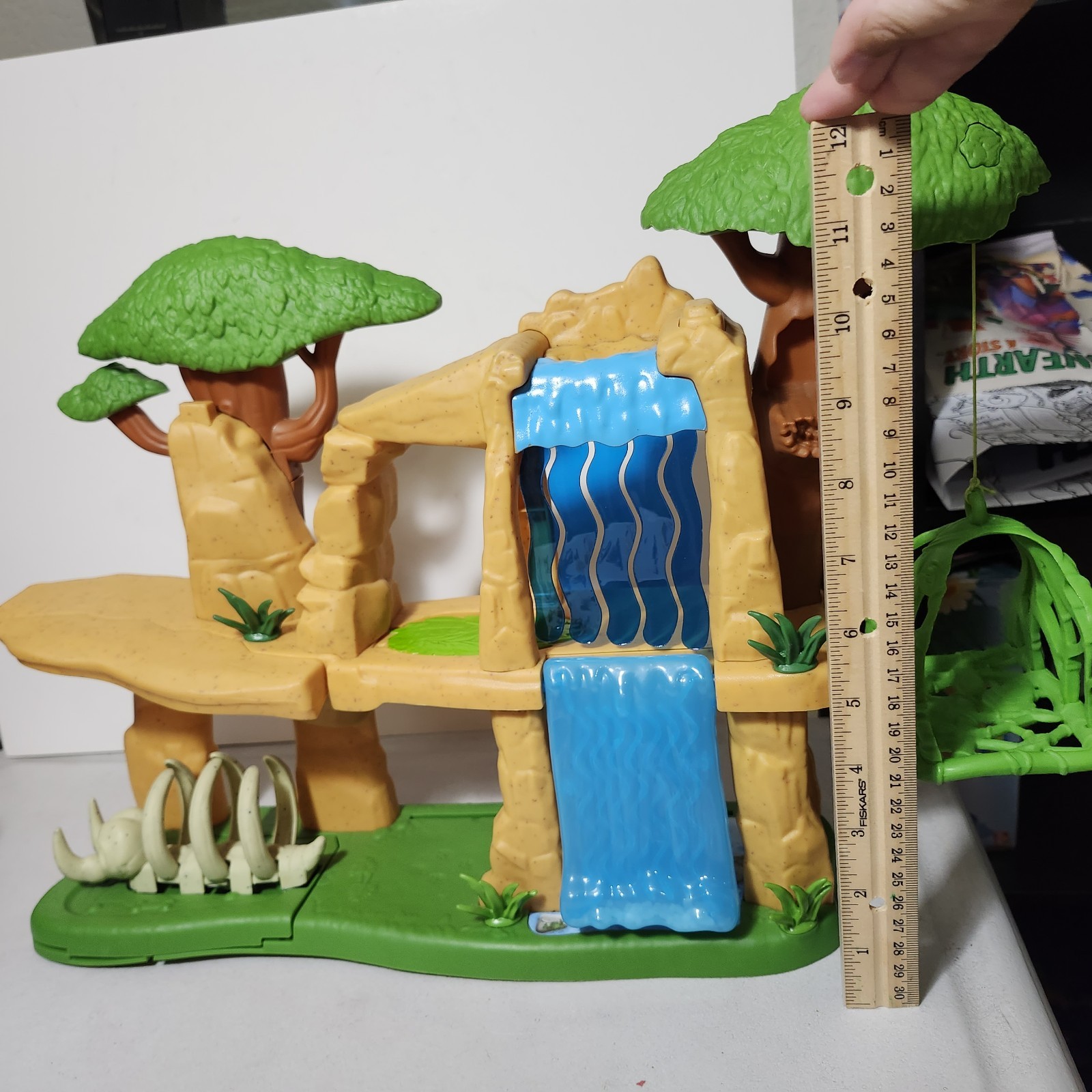 Disney Lion Guard Protect The Pride Lands, Hyena’s Hideout Playset with Figures