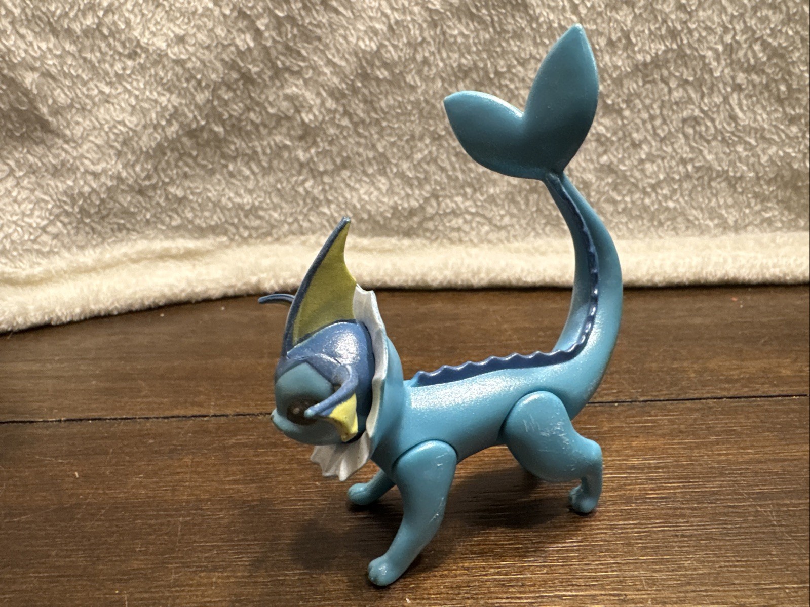 Vaporeon And Eevee Pokémon action figure