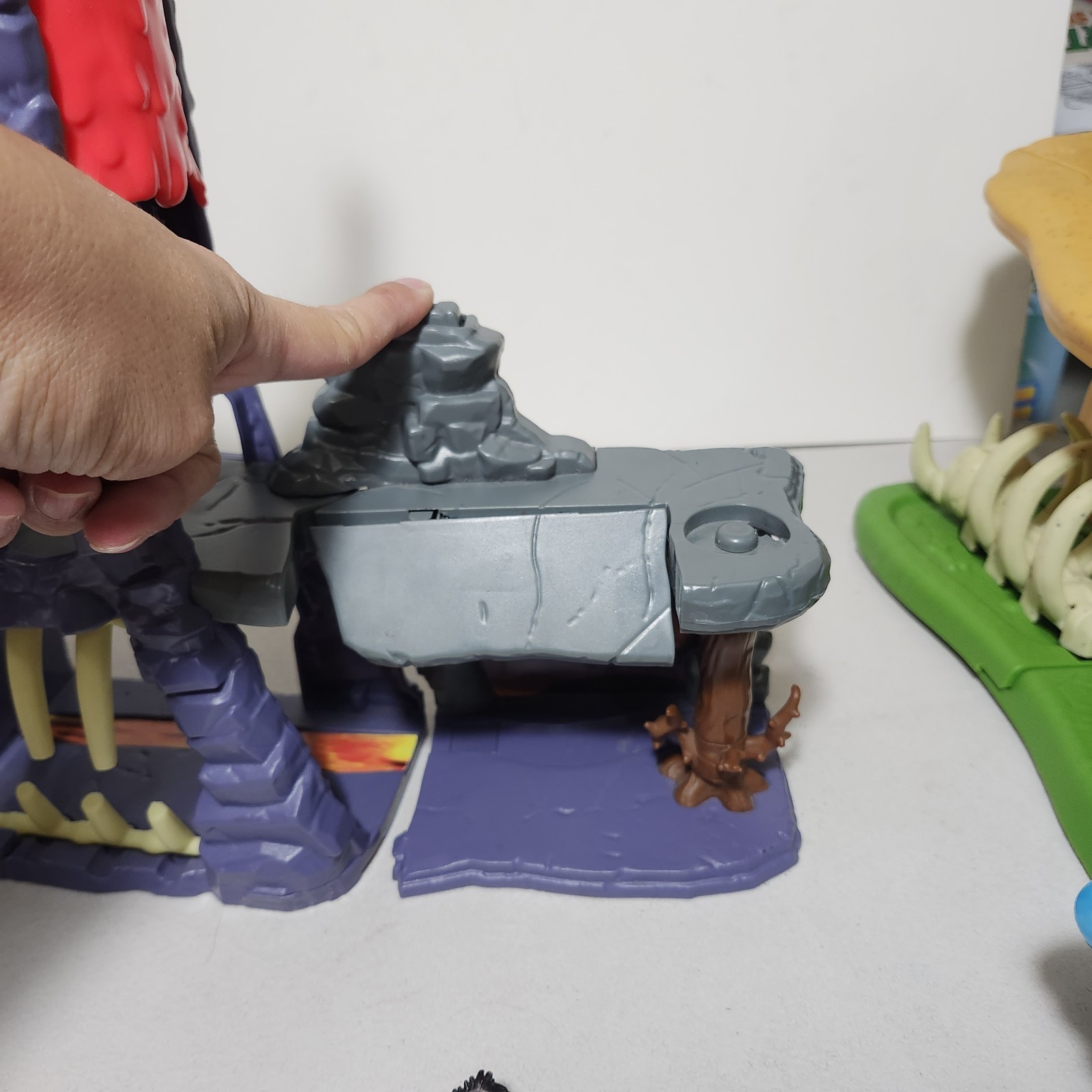 Disney Lion Guard Protect The Pride Lands, Hyena’s Hideout Playset with Figures
