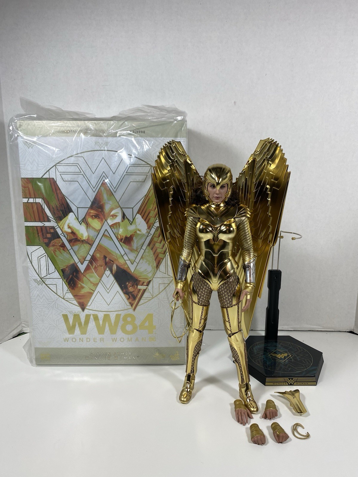 Hot Toys Standard Edition Golden Armor Wonder Woman 1989 1/6 Figure