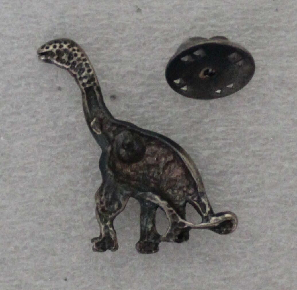 1980s BRONTOSAURUS / DIPLODOCUS Lapel Pin 2 x 3 cm (0.8″ x 1.2″) Metal Unbranded