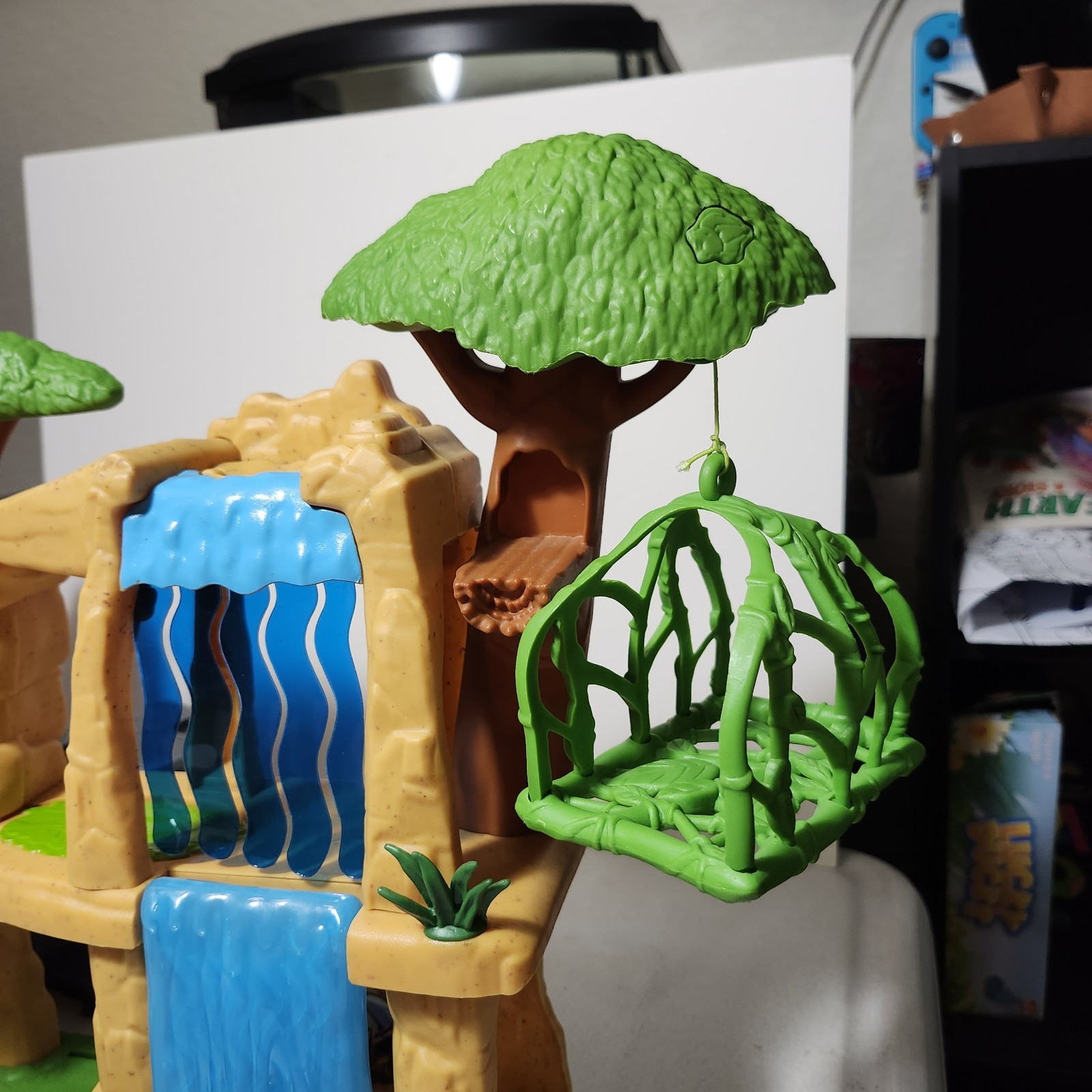 Disney Lion Guard Protect The Pride Lands, Hyena’s Hideout Playset with Figures
