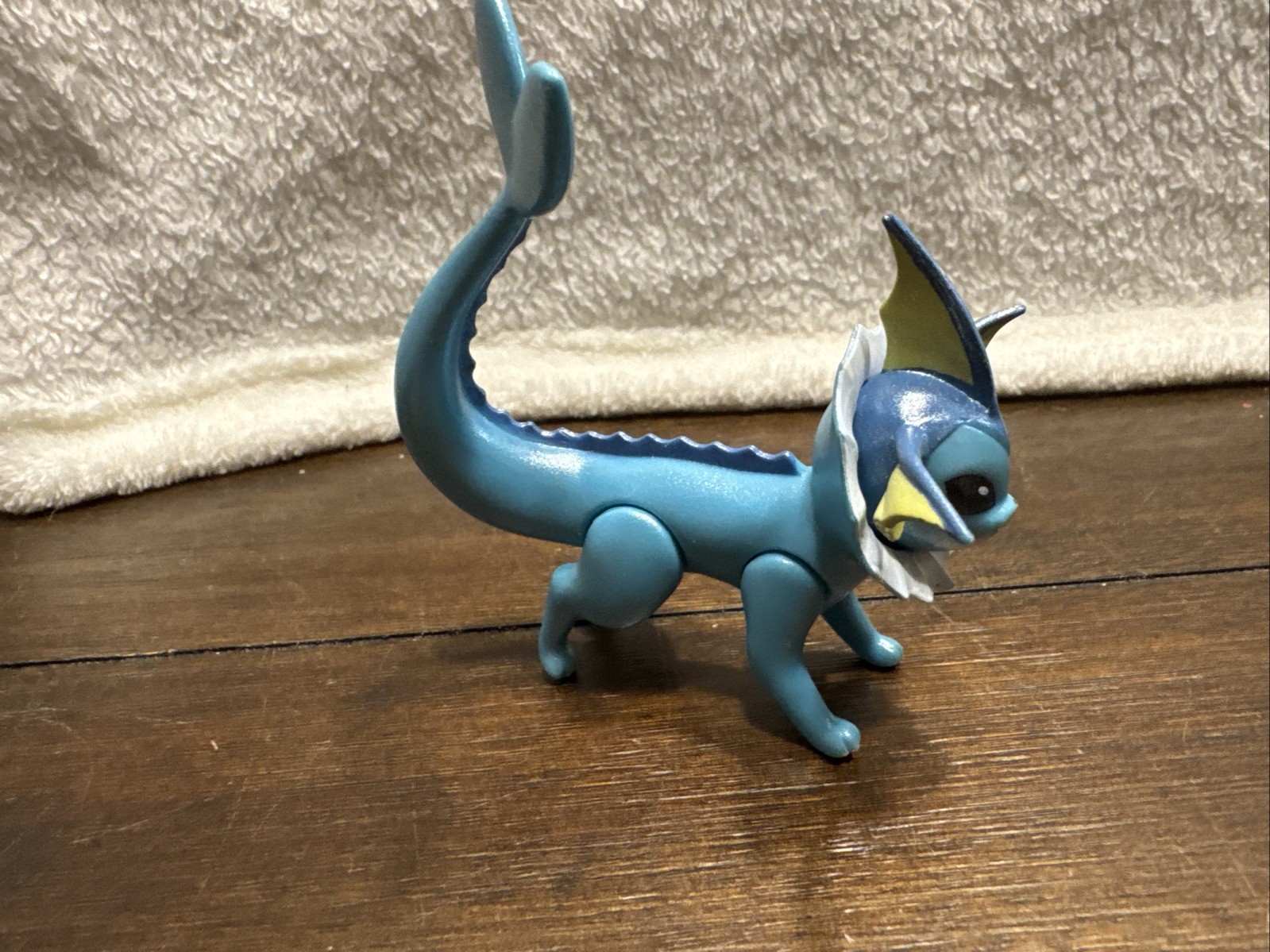 Vaporeon And Eevee Pokémon action figure