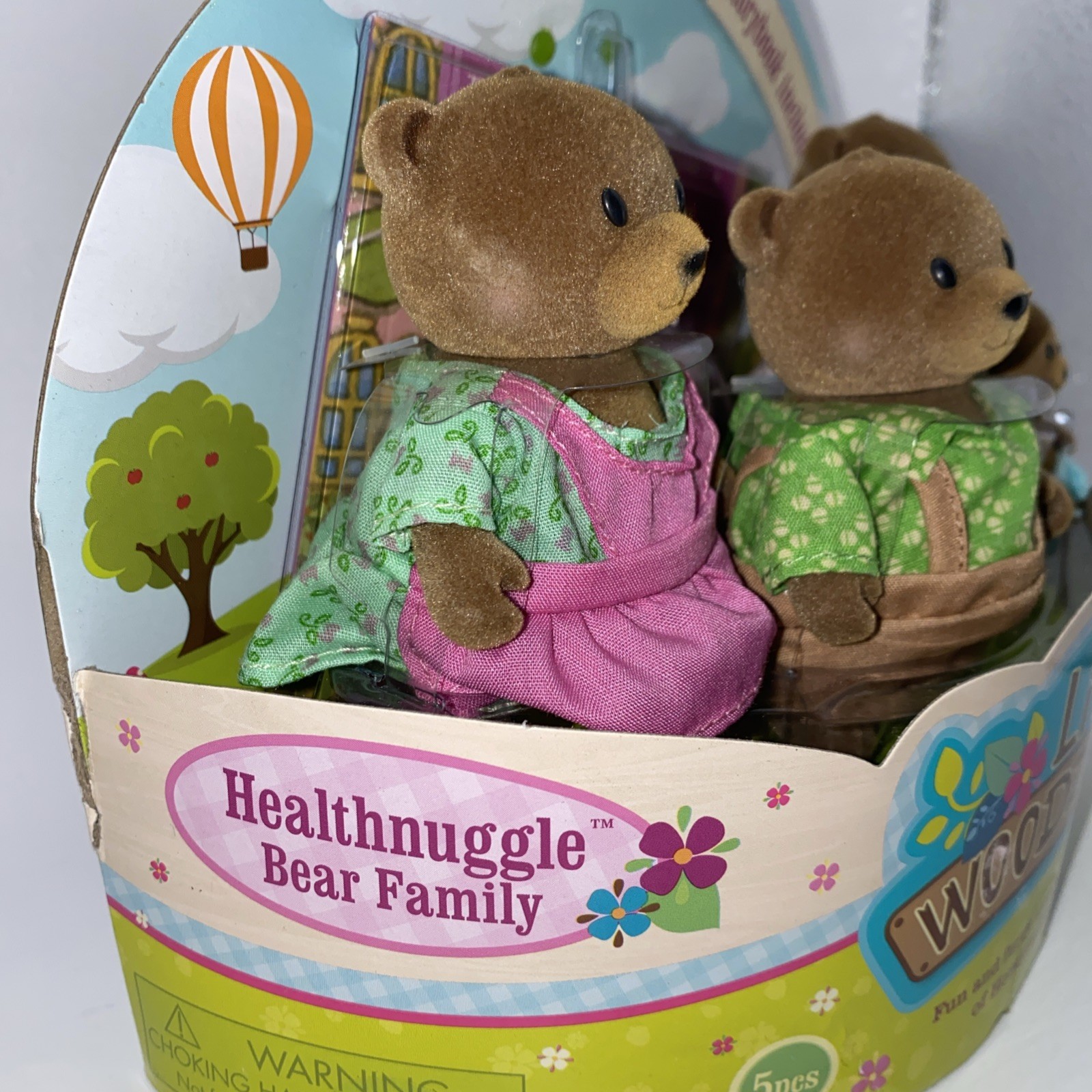 Li’l Woodzeez Hugglenuggle Bear Family figurine set with storybook.