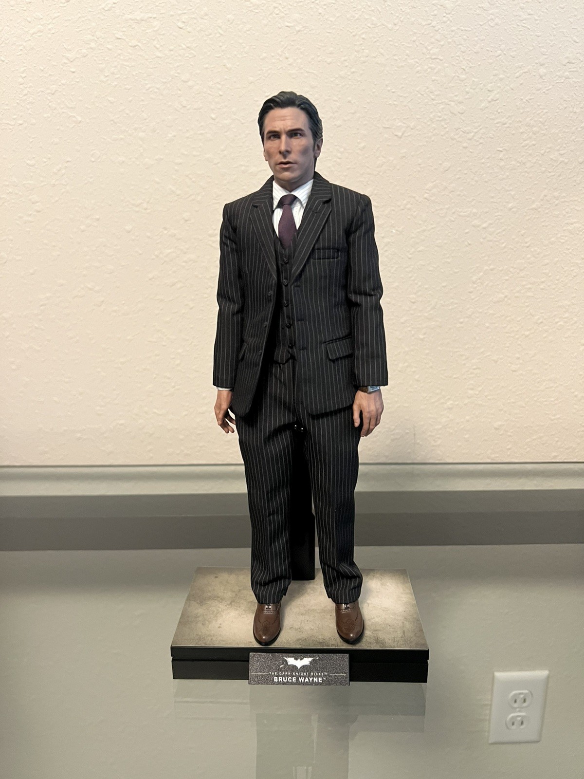 Hot Toys MMS750 The Dark Knight 1/6 Bruce Wayne 2.0 **Bruce Wayne Only**