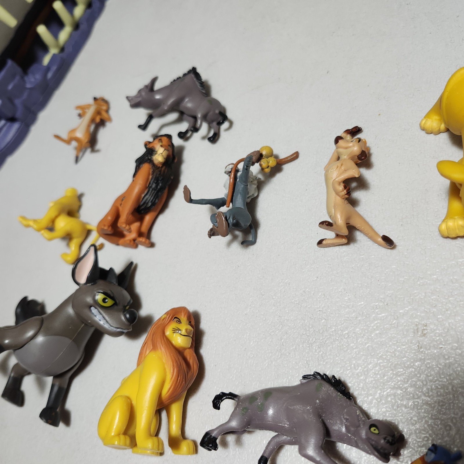 Disney Lion Guard Protect The Pride Lands, Hyena’s Hideout Playset with Figures