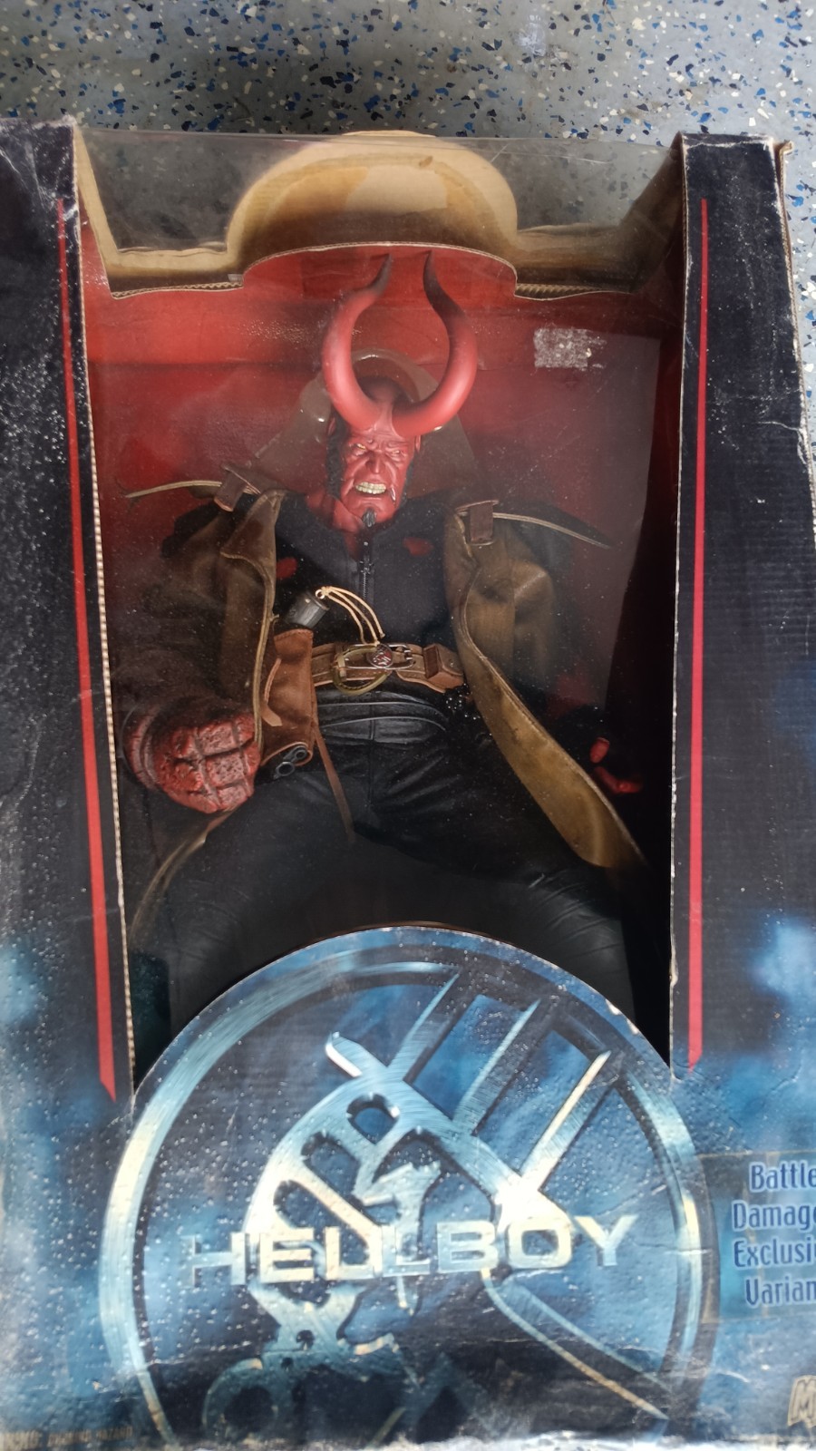 Battle Damaged Hellboy 18”Tower Records Mezco Horned Very Rare Box In Bad Shape