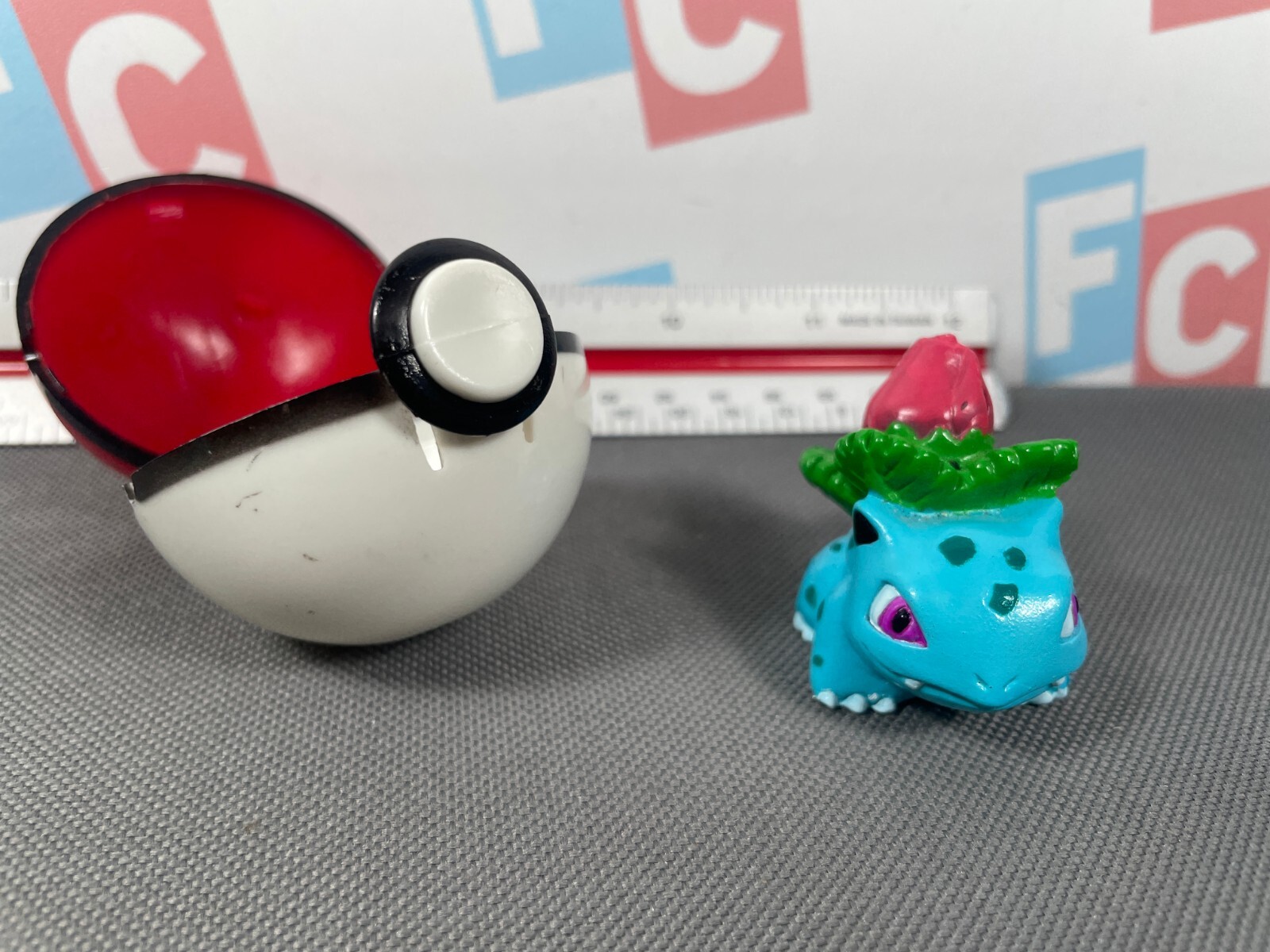 1999 Pokemon Basic Fun Ivysaur Figure & Pokeball Retro Vintage