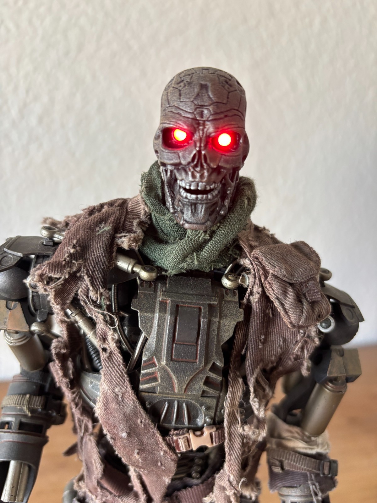Hot Toys Terminator Salvation MMS 104 T-600 Terminator Rubber Skin Edition 1/6