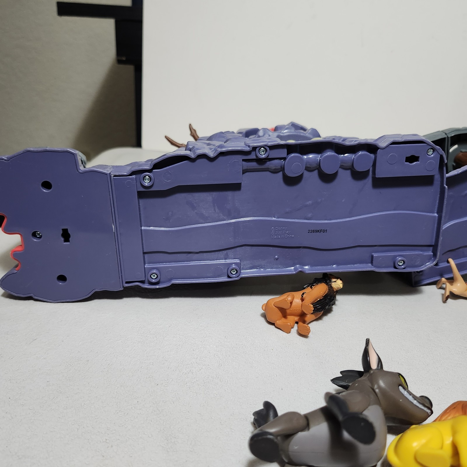 Disney Lion Guard Protect The Pride Lands, Hyena’s Hideout Playset with Figures
