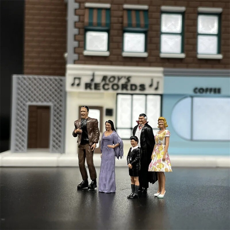 1/64 Scale Model Munsters family 5 Figures Dioramas Miniature Resin Doll Collect