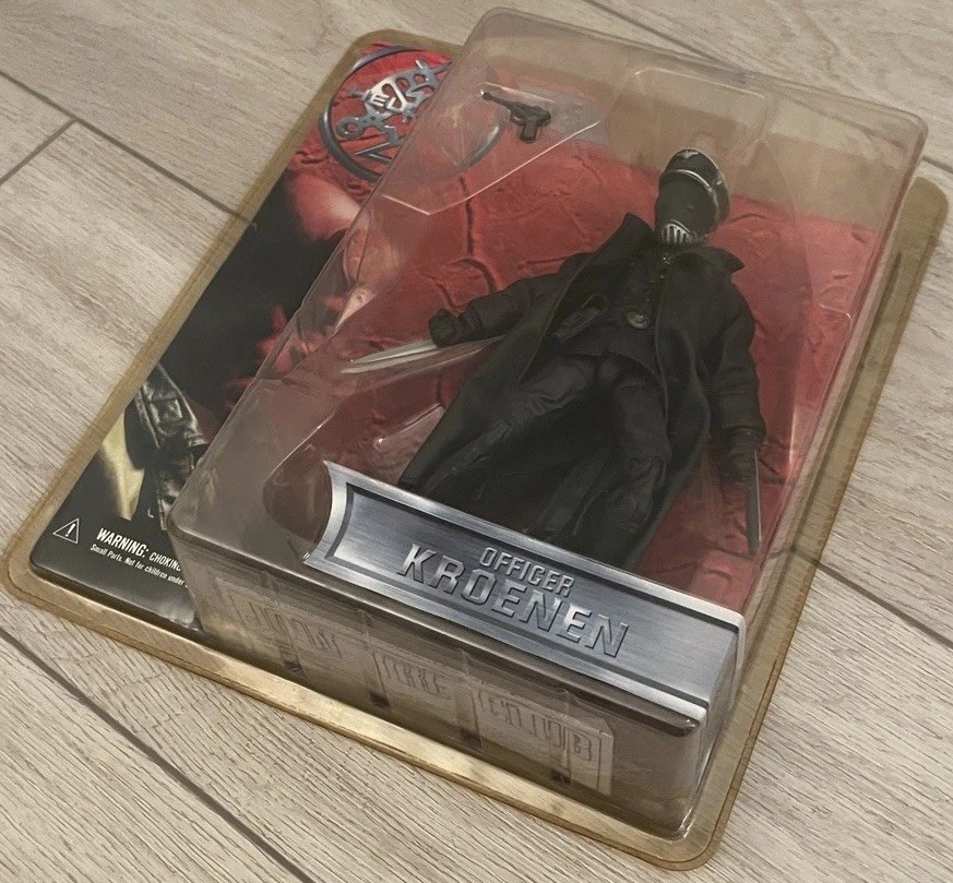 Mezco Toyz Hellboy 1.5 Officer Kroenen 7″ Action Figure 2004 MISB
