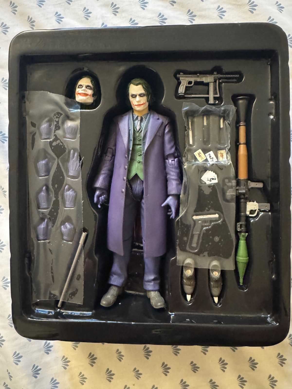 Mafex JOKER No 051 Ver 2.0 The DARK KNIGHT TRILOGY Heath Ledger 6in.