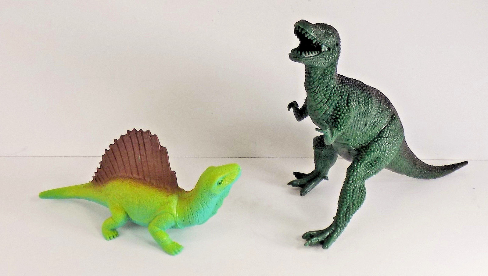 2 Toy Dinosaurs Plastic Toy Dino Figures PRETEND PLAY ANIMALS COLLECTIBLE GIFT