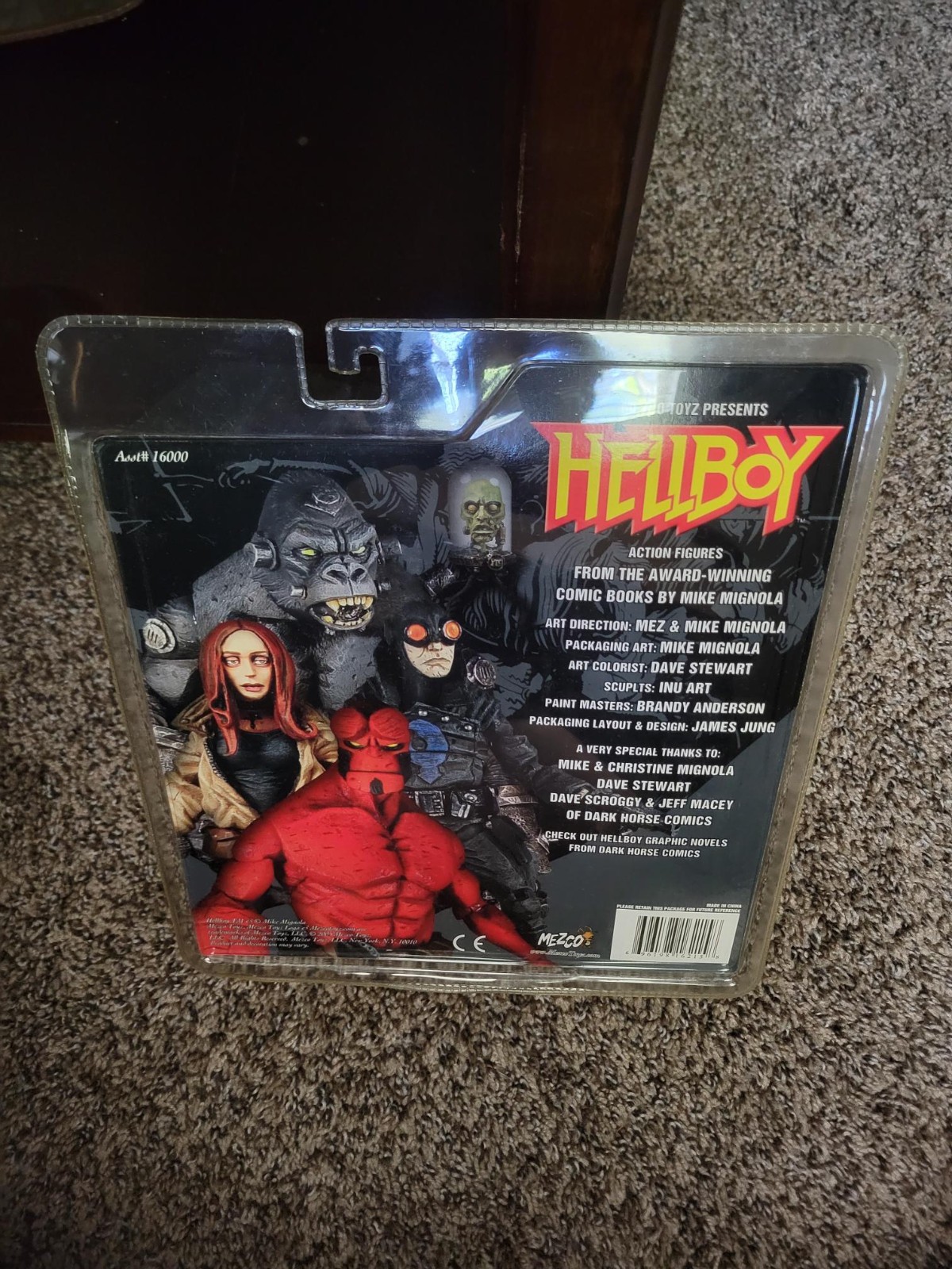 Mezco 2005 Hellboy w Coat (Mignola Art Version)(Figures.com Excl)(MINT, SEALED)