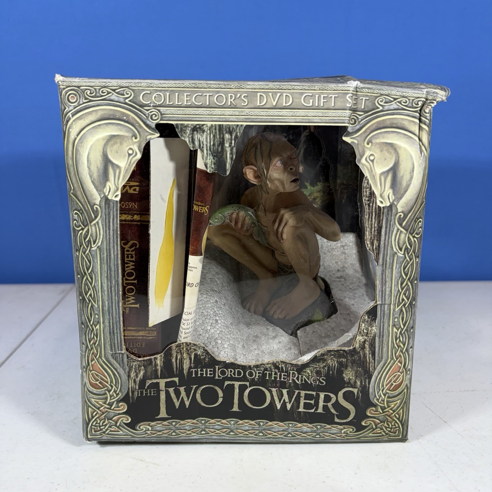 The Two Towers Collector’s DVD Gift Set LORD OF THE RINGS Statue w Box