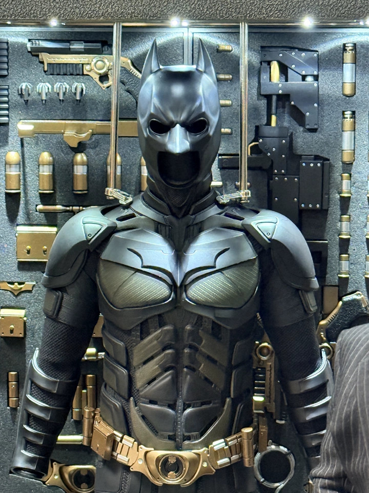 IN STOCK Hot Toys MMS750 The Dark Knight 1/6 Batman Armory with Bruce Wayne 2.0