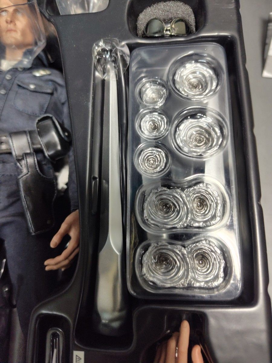 Hot Toys Terminator T-1000 3‑Figure Set 1/6 Movie Masterpiece