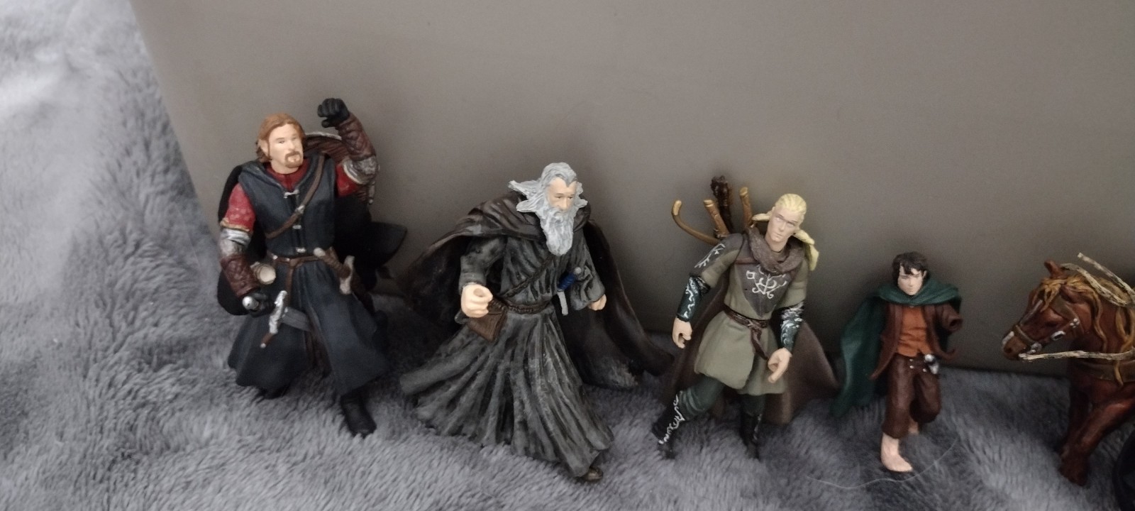 Lot of 10 Lord of the Rings Mini Play Along Toys with 3 Stands 2003