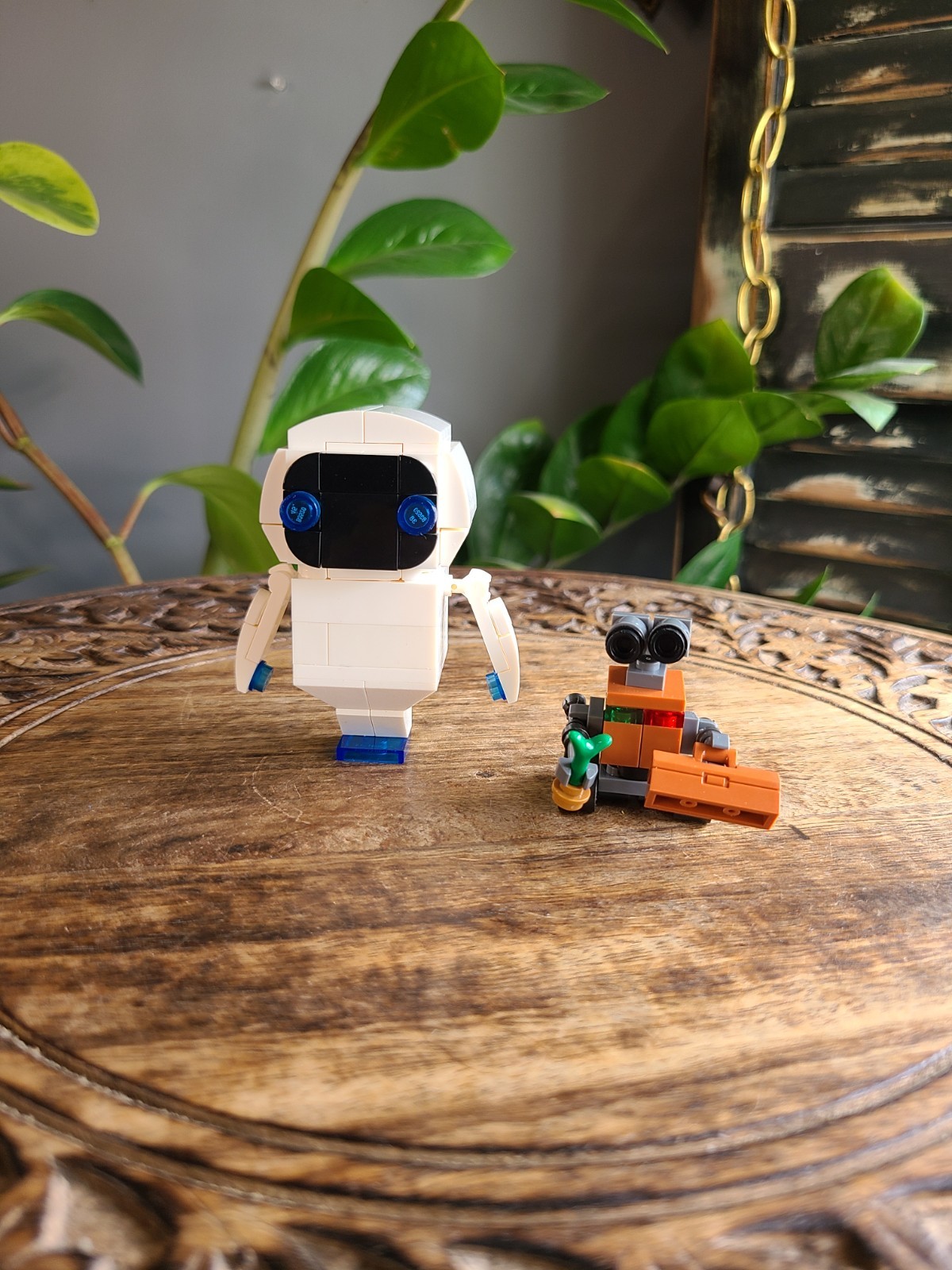 Wall-E And Eve Disney Style Mini Brick Figures Robot Set w/ Tool Box Plant