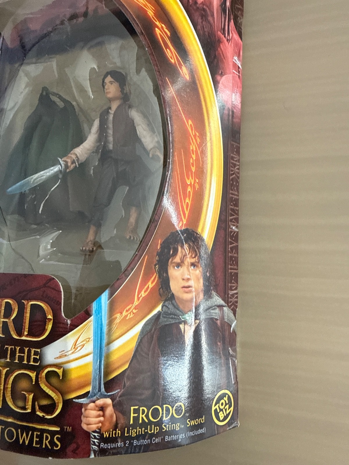 Toy Biz – Lord of The Rings – Two Towers – Frodo with Light-Up Sting Sword – New